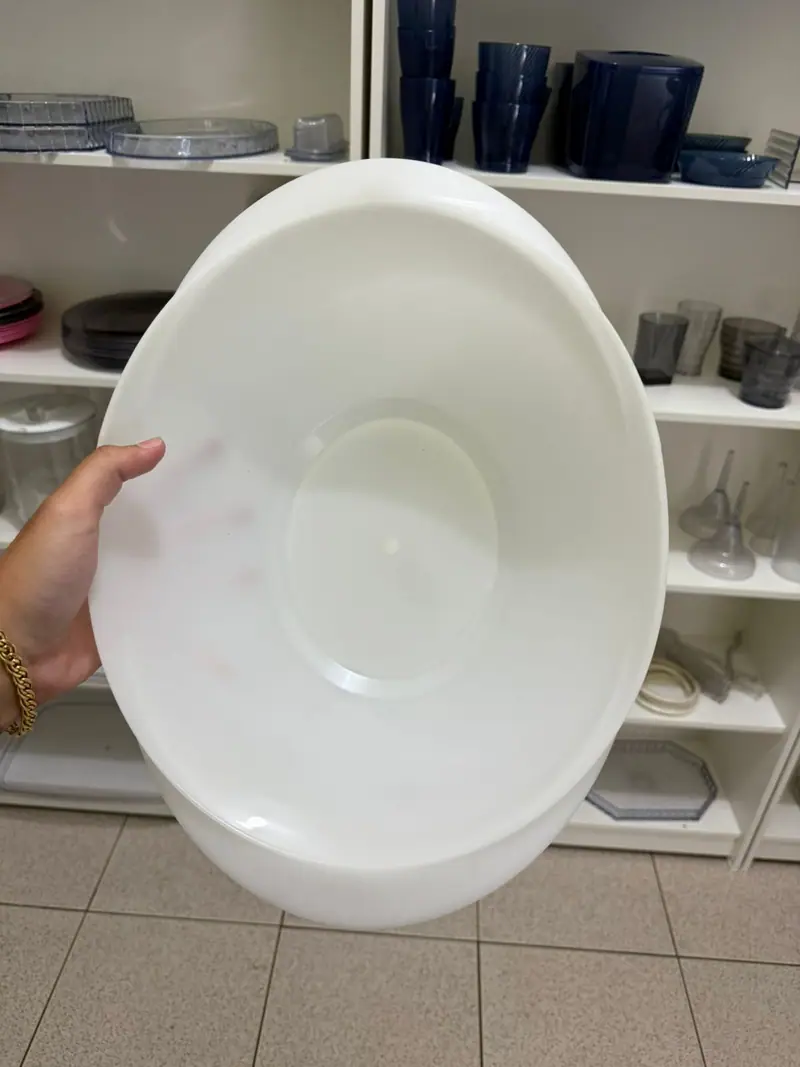 Plastic part injected from the mold for a salad bowl — detail 5
