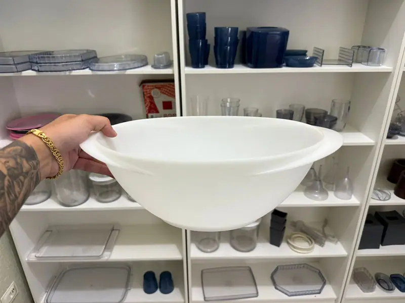 Plastic part produced by the mold for a salad bowl or soup tureen