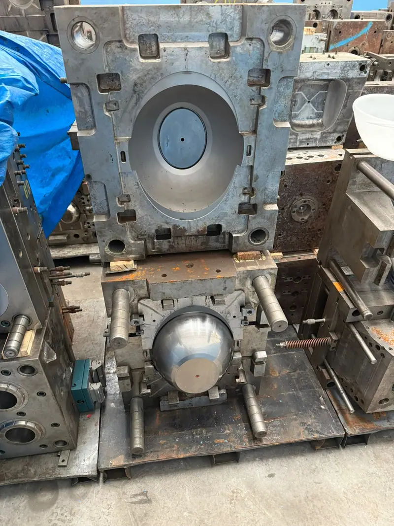 Detail of the injection mold for a salad bowl or soup tureen in the 3WS Moldes stock