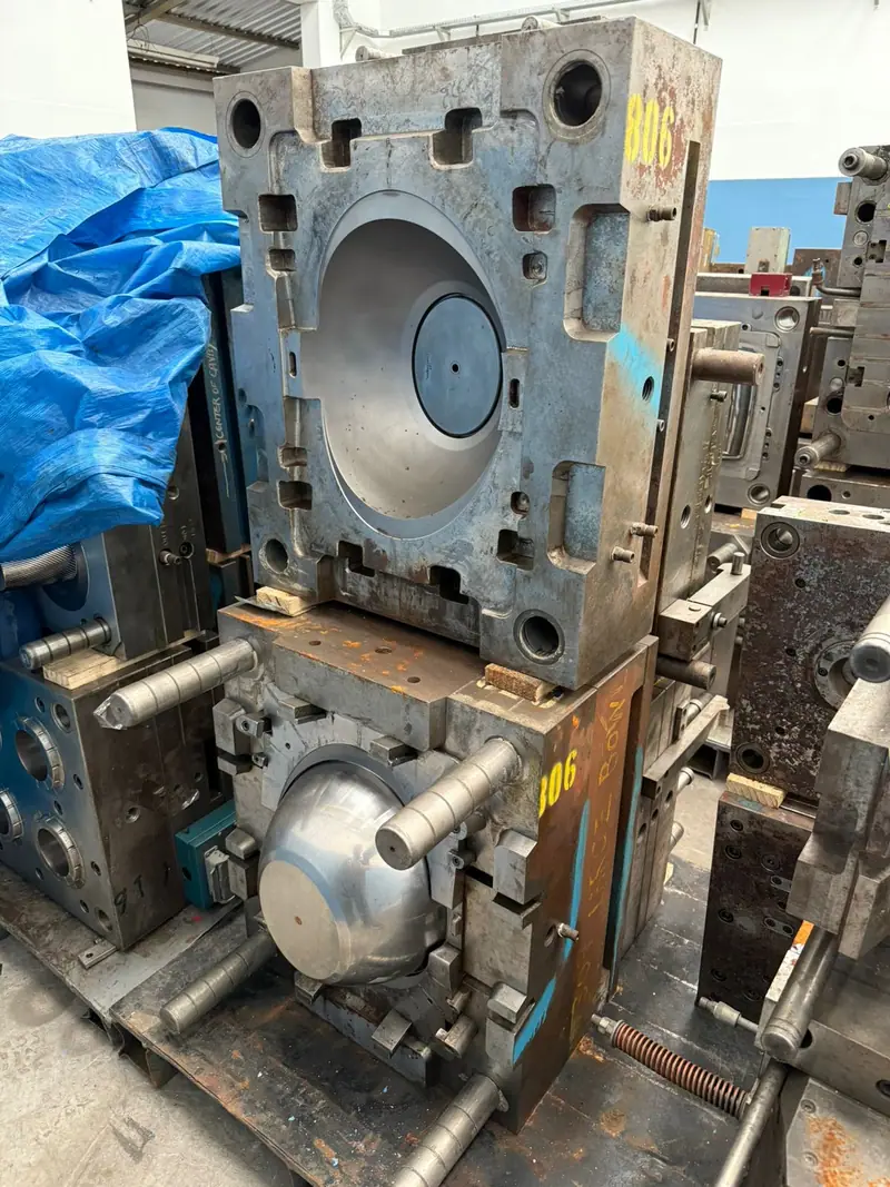 Injection mold for a salad bowl or soup tureen — view 3