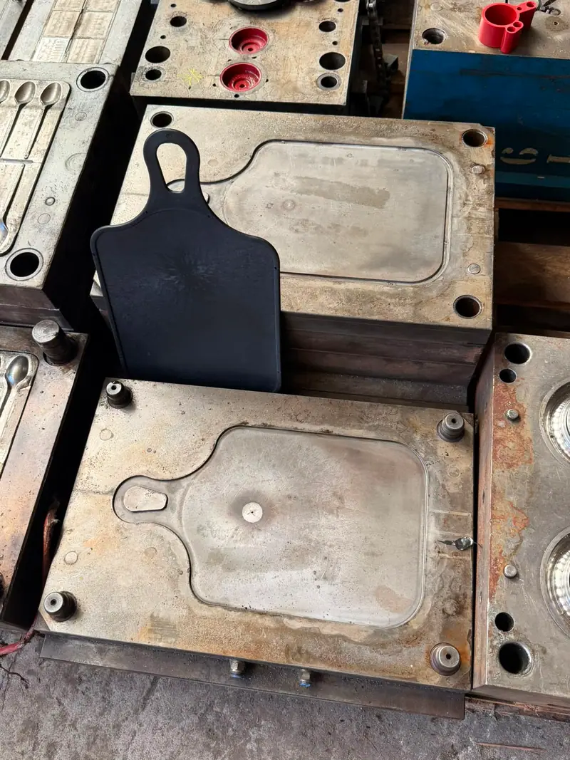 Plastic injection mold for a board with 1 cavity