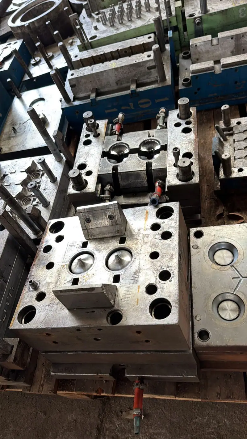 Plastic injection mold for a 300 ml goblet with 2 cavities