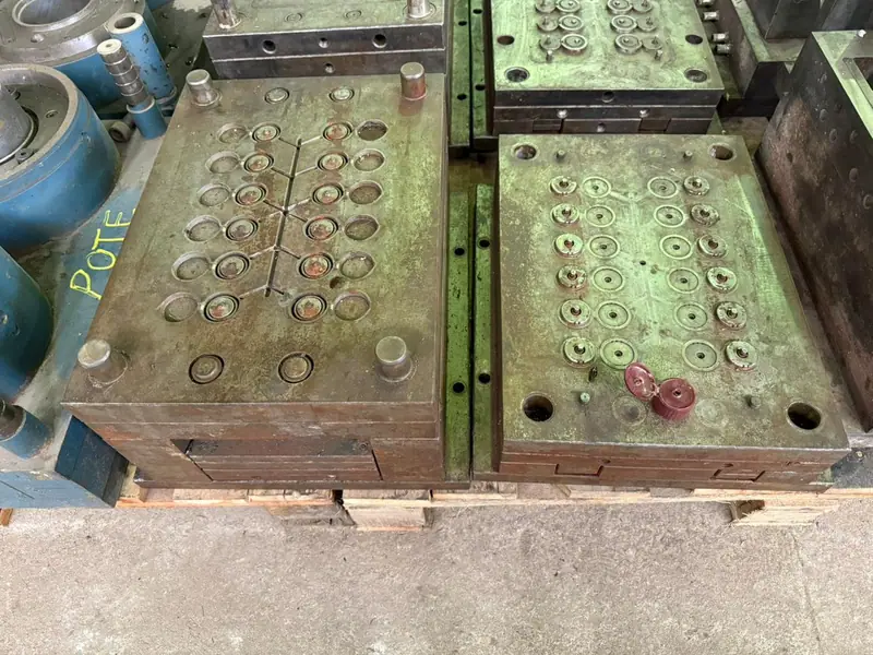 Detail of the injection mold for a flip top cap in the 3WS Moldes stock