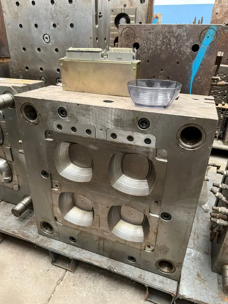 Plastic injection mold for a container with 4 cavities