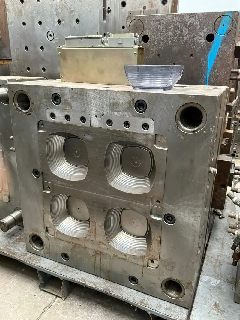 Detail of the injection mold for a container in the 3WS Moldes stock