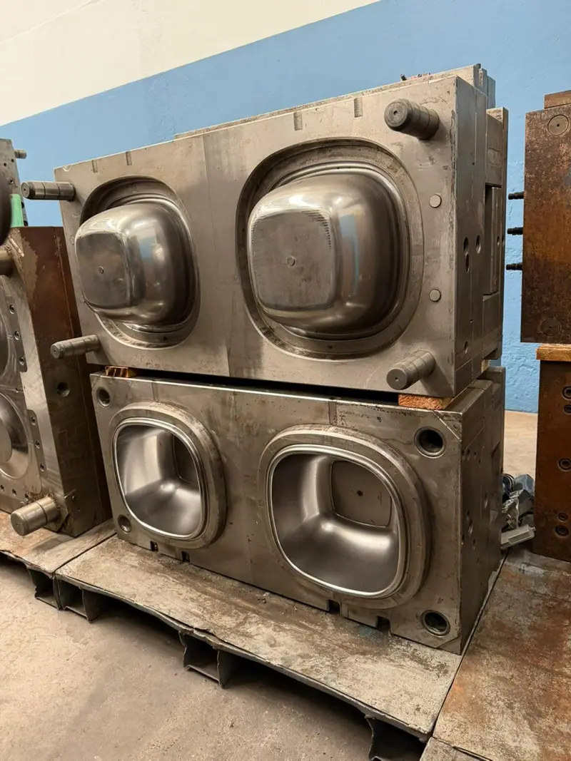 Plastic injection mold for a large container with 2 cavities