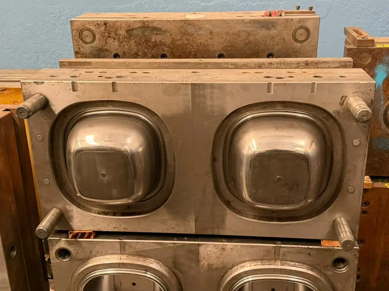 Detalle del molde de inyección para un recipiente grande en el stock de 3WS Moldes