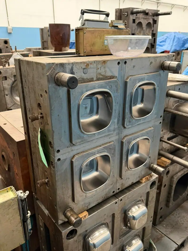 Detalle del molde de inyección para un recipiente pequeño en el stock de 3WS Moldes