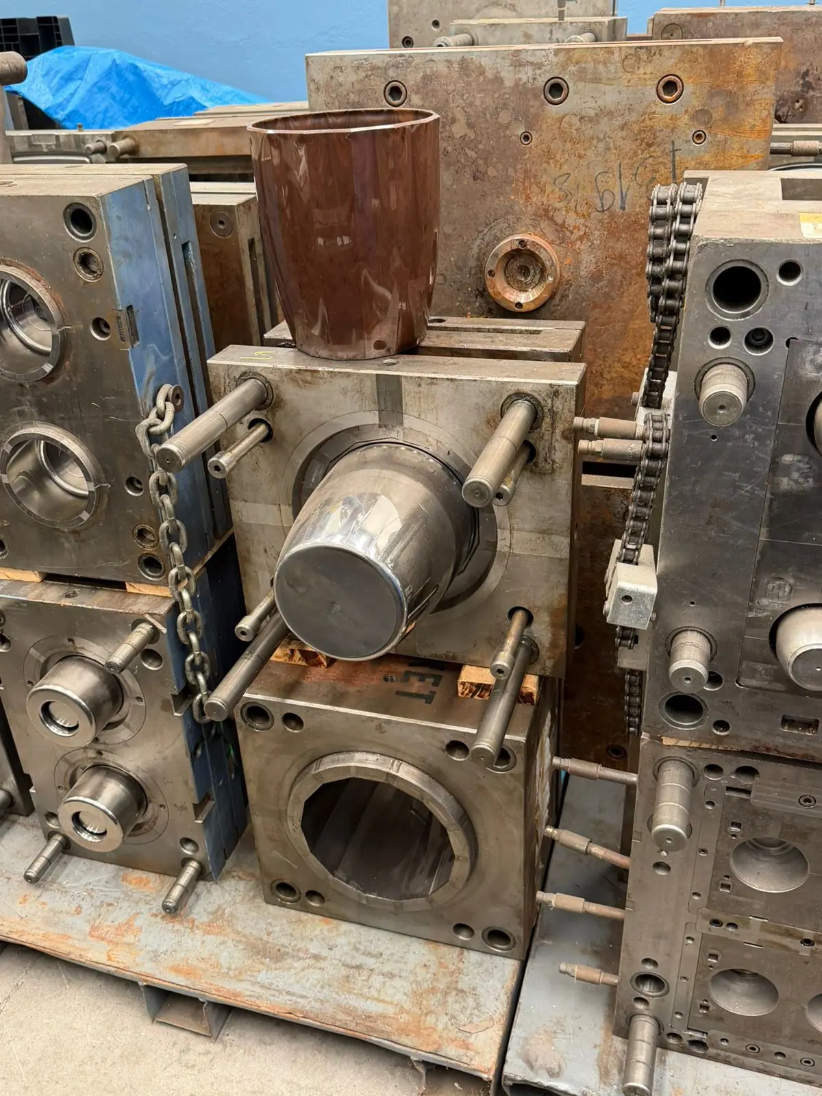 Plastic injection mold for a pot with 1 cavity