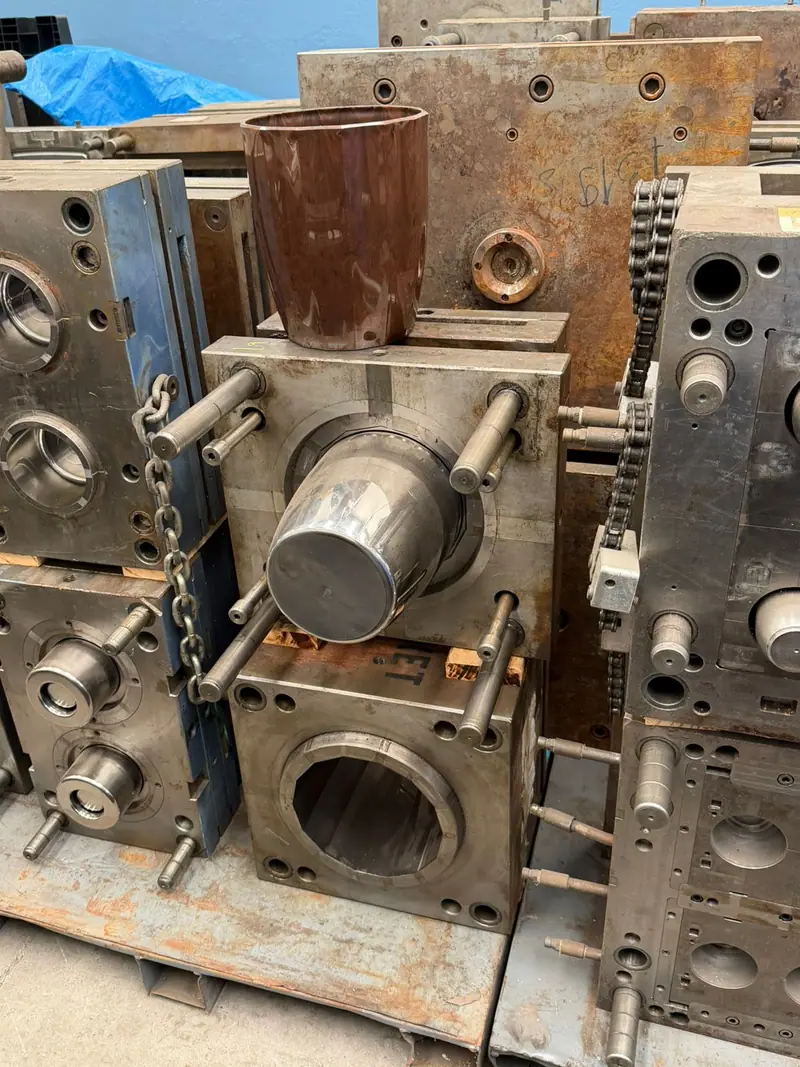 Plastic injection mold for a pot with 1 cavity