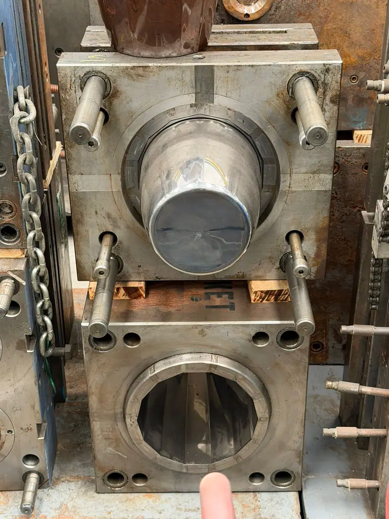 Injection mold for a pot — view 3