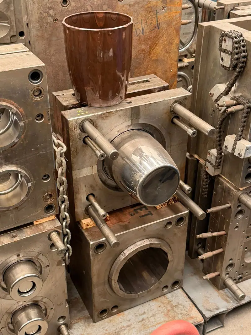 Injection mold for a pot — view 4