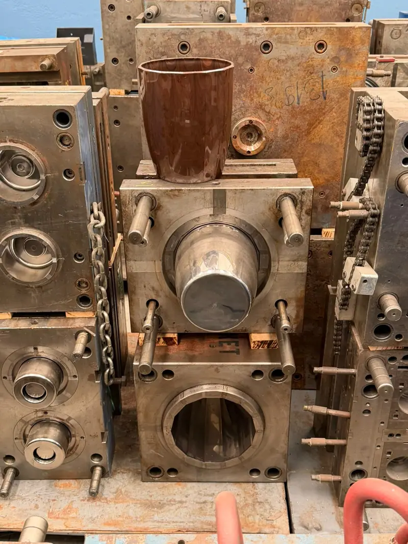 Injection mold for a pot — view 5